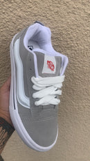 Tênis Casual Cinza com Detalhe Branco