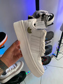 Tênis Casual Branco Plataforma com Detalhe Dourado