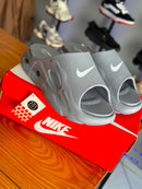 Chinelo Slide Cinza com Swoosh Branco