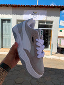 Tênis Casual Cinza Claro com Detalhe Branco
