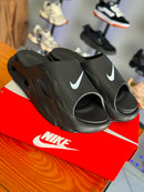 Chinelo Slide Preto com Swoosh Branco