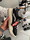 Tênis Casual Preto com Detalhe Branco e Solado Off-White