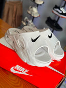Slide Branco com Swoosh Preto