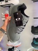 Tênis Casual Cinza com Detalhes Pretos