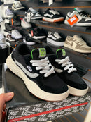 Tênis Casual Preto com Detalhe Branco e Verde