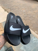 Chinelo Slide Preto com Detalhe Branco