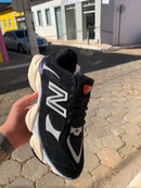 Tênis Casual Preto com Detalhe Branco e Solado Bege