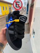 Tênis Casual Preto com Logo na Língua