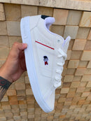 Tênis Casual Branco com Detalhe Vermelho