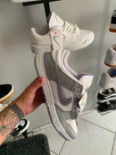 Tênis Casual Branco e Cinza com Swoosh Translúcido